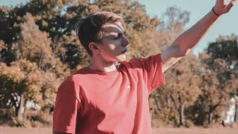 Joven se protege del sol Joven se protege del sol