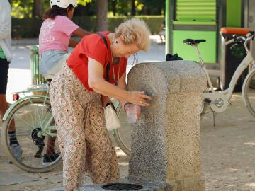 Varias personas se refugian del calor