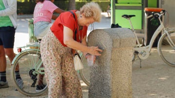 Varias personas se refugian del calor