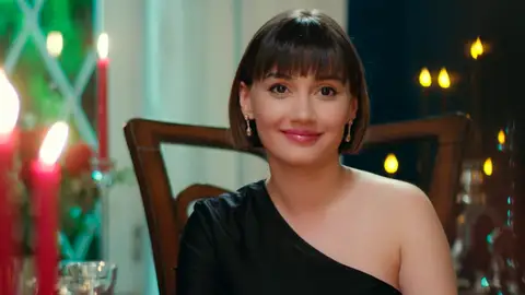 Engin impresiona a Zeynep con una cena romántica e intenta conquistarla Engin impresiona a Zeynep con una cena romántica e intenta conquistarla