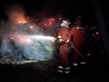 Extinción del incendio en Benasau (Alicante)