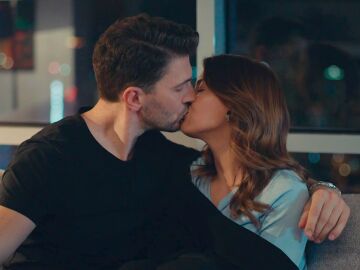 &iexcl;Una cena inolvidable! Selim y Kumru sellan su primer beso en medio de secretos y mentiras