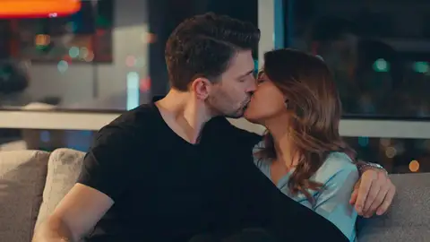¡Una cena inolvidable! Selim y Kumru sellan su primer beso en medio de secretos y mentiras ¡Una cena inolvidable! Selim y Kumru sellan su primer beso en medio de secretos y mentiras
