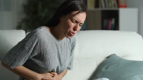 Una persona con dolor de tripa Una persona con dolor de tripa