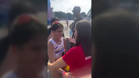 La reina Letizia saluda a María Pérez La reina Letizia saluda a María Pérez