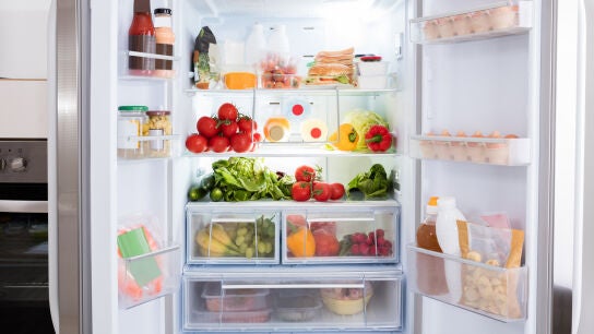 Una nevera llena de alimentos