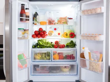 Una nevera llena de alimentos Una nevera llena de alimentos