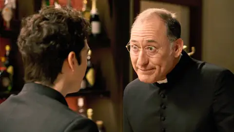 Don Agustín, lleno de rabia al ver como Mateo se hace con el control de la iglesia en la fábrica Don Agustín, lleno de rabia al ver como Mateo se hace con el control de la iglesia en la fábrica