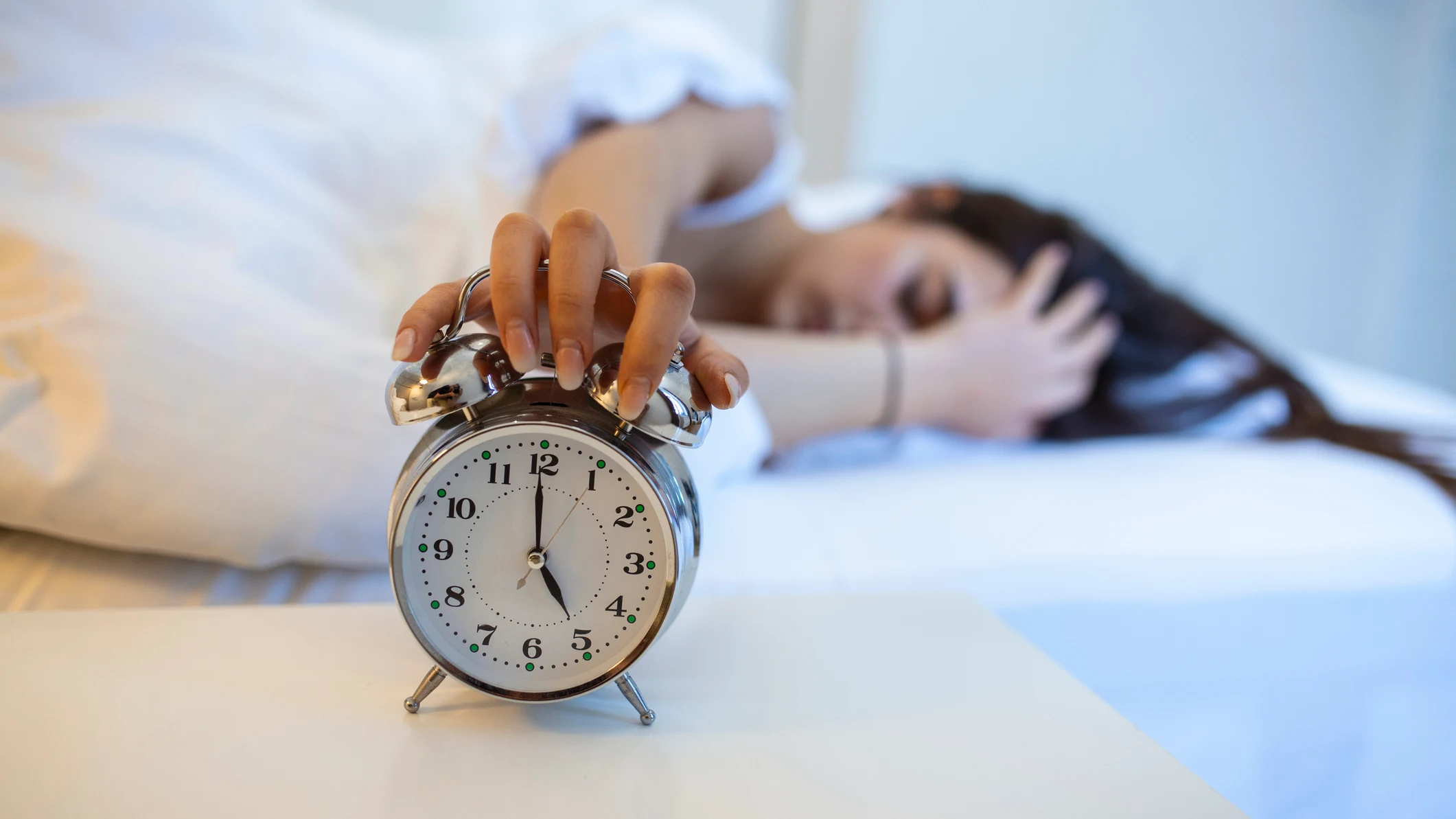 Una mujer despertándose a las 5 de la mañana Una mujer despertándose a las 5 de la mañana