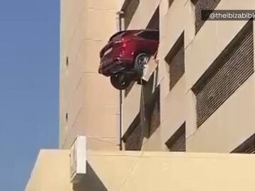 Coche colgando de una tercera planta en Ibiza