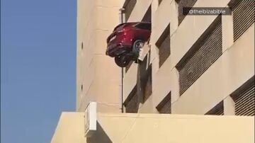 Coche colgando de una tercera planta en Ibiza