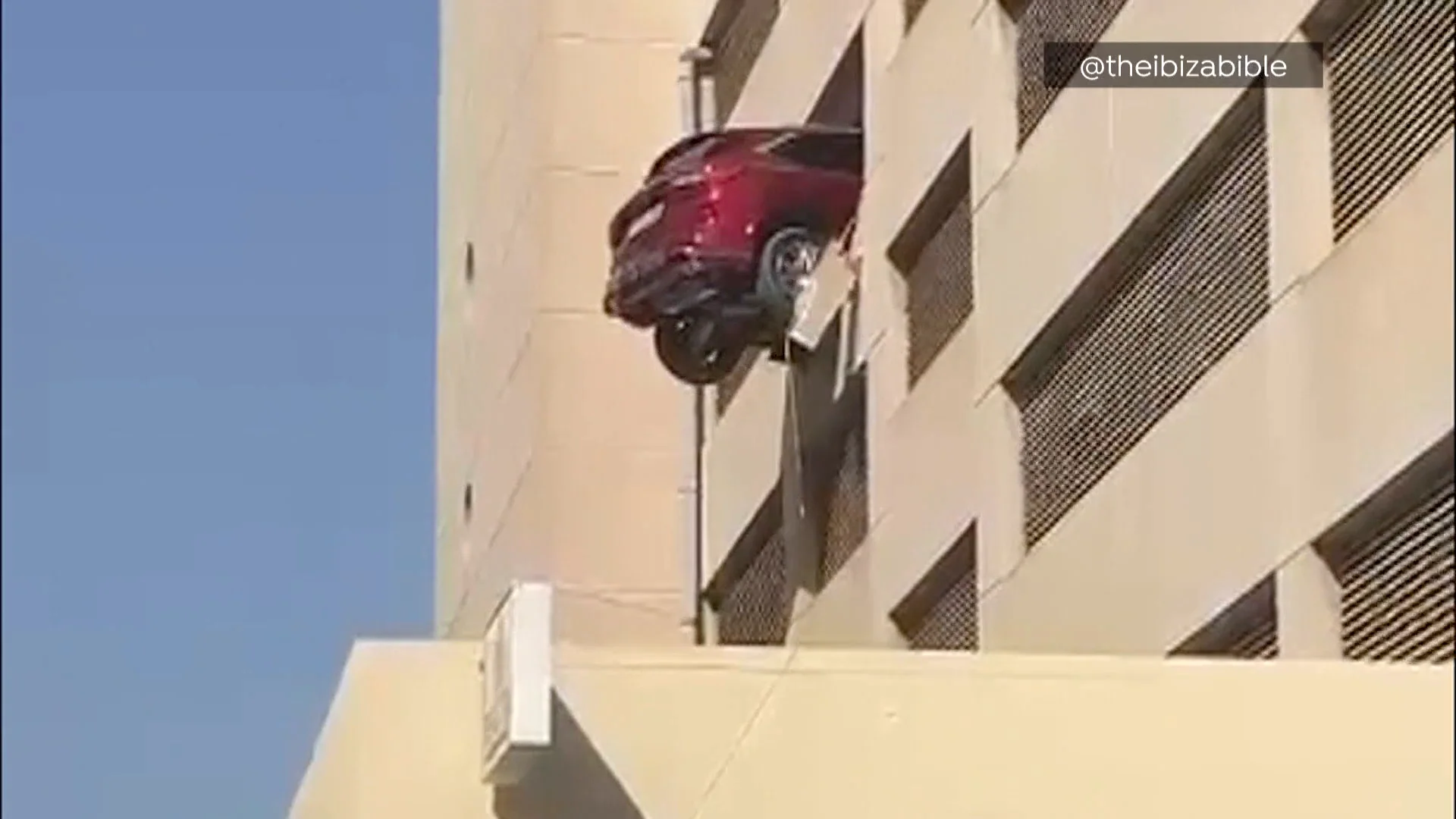 Coche colgando de una tercera planta en Ibiza Coche colgando de una tercera planta en Ibiza