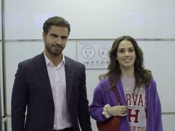 &iquest;Est&aacute;n enamorados Cata y Yago? Maxi Iglesias nos aclara qu&eacute; relaci&oacute;n tienen los protagonistas de Los artistas