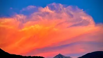 Atardecer de verano, vistas desde Benasque hacia el Pico Cerler Atardecer de verano, vistas desde Benasque hacia el Pico Cerler