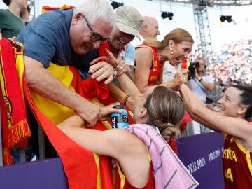  Las españolas Juana Camilion (2d) y Gracia Alonso saludan a familiares en los Juegos Olímpicos París 2024 