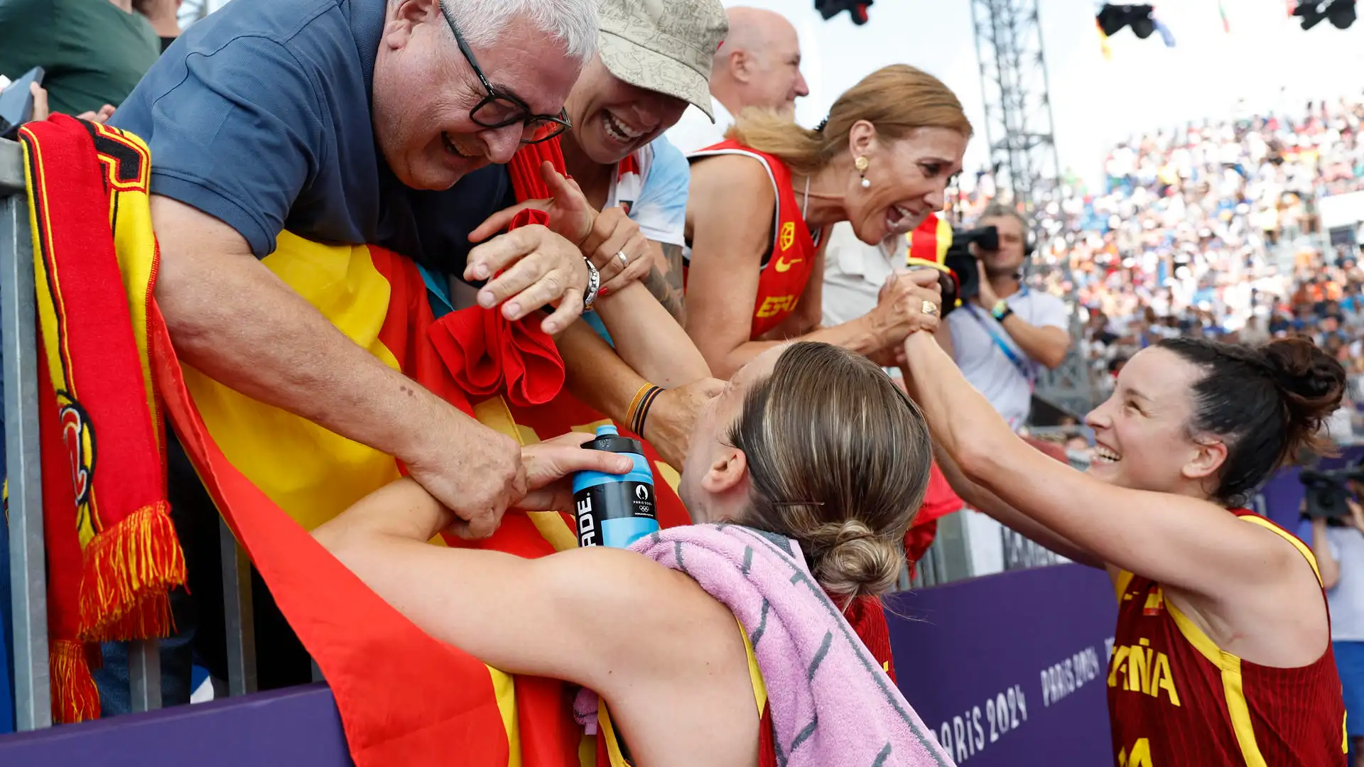Las españolas Juana Camilion (2d) y Gracia Alonso saludan a familiares en los Juegos Olímpicos París 2024 Las españolas Juana Camilion (2d) y Gracia Alonso saludan a familiares en los Juegos Olímpicos París 2024