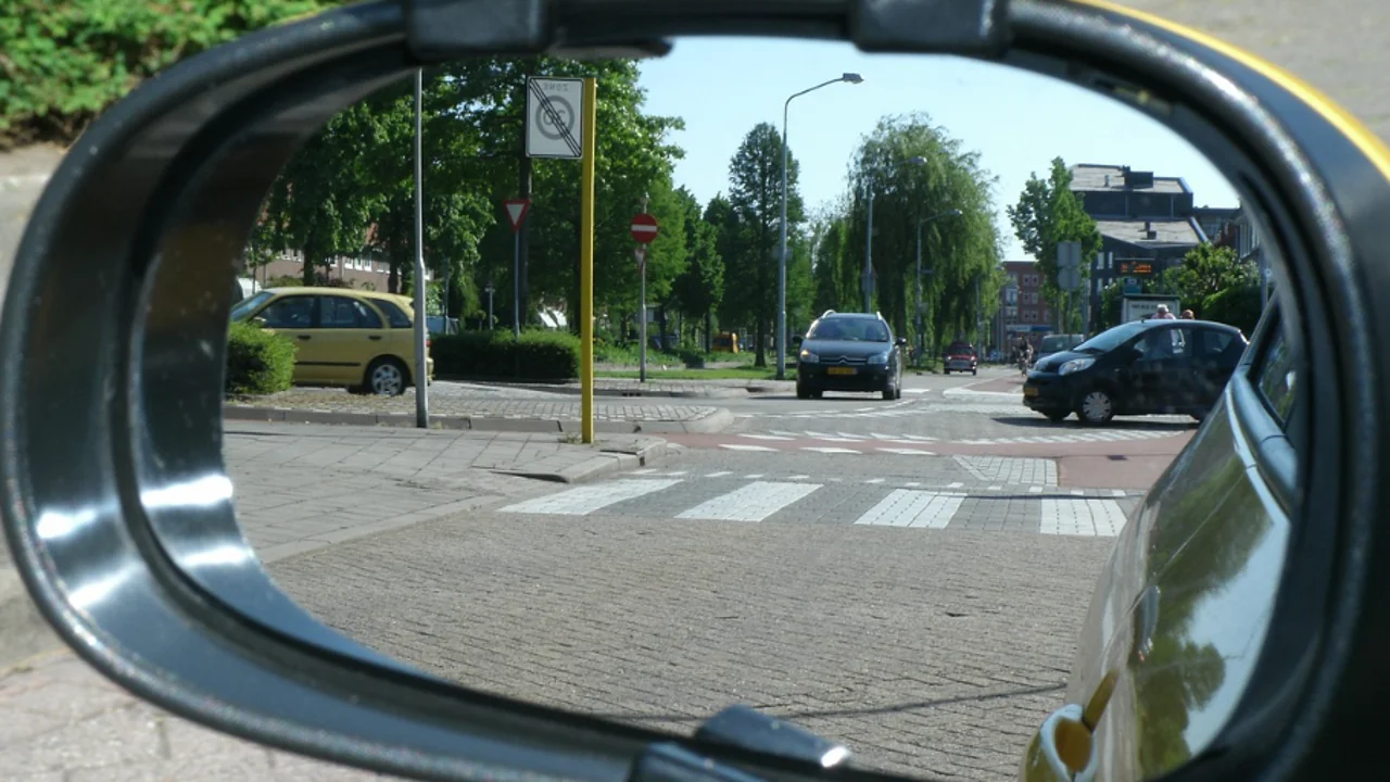 El timo del retrovisor: así es como intentarán robar tus datos El timo del retrovisor: así es como intentarán robar tus datos