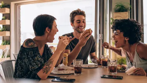 Una comida con amigos Una comida con amigos