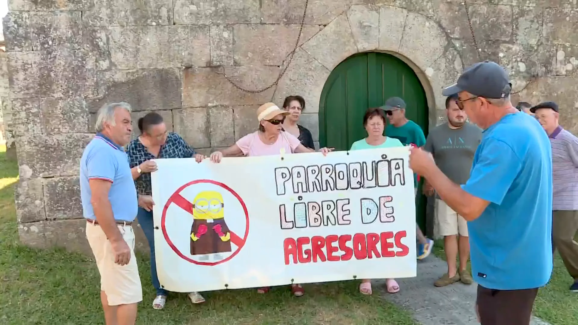 La dimisión del cura abofeteador de Bordones divide al pueblo: "Él también fue víctima de intento de agresión" La dimisión del cura abofeteador de Bordones divide al pueblo: "Él también fue víctima de intento de agresión"