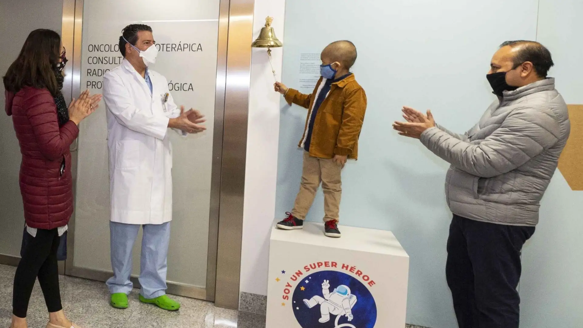 Emiliano toca campana de los valientes. Emiliano toca campana de los valientes.