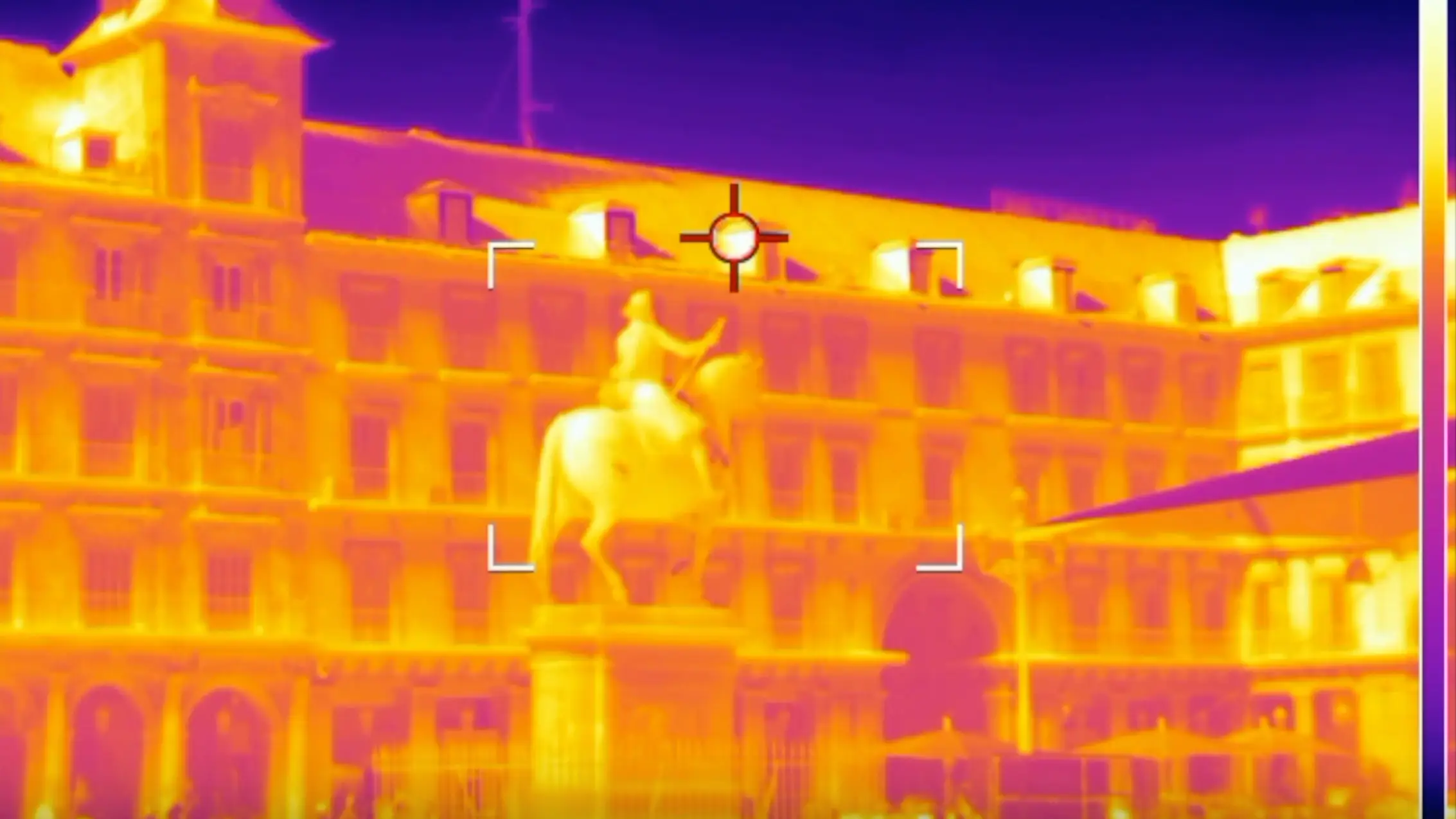 Una c&aacute;mara t&eacute;rmica registra valores que superan los 65&ordm; en la Plaza Mayor de Madrid