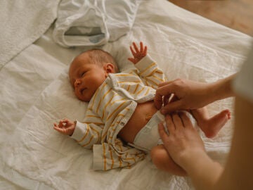 Madre cambiando a un bebé