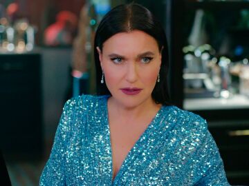 Doğan intenta esclarecer su relaci&oacute;n con Julia ante Yildiz, pero Ender irrumpe y desata el caos
