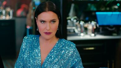 Doğan intenta esclarecer su relación con Julia ante Yildiz, pero Ender irrumpe y desata el caos