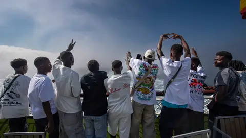 El Gobierno ordena la salida de 46 migrantes desde Ceuta para descongestionar el CETI. El Gobierno ordena la salida de 46 migrantes desde Ceuta para descongestionar el CETI.