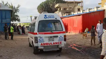 Al menos 32 muertos en ataque a una playa en Mogadiscio. Al menos 32 muertos en ataque a una playa en Mogadiscio.