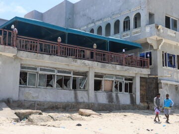 Al menos 32 muertos en ataque a una playa en Mogadiscio.