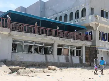 Al menos 32 muertos en ataque a una playa en Mogadiscio. Al menos 32 muertos en ataque a una playa en Mogadiscio.