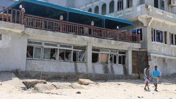 Al menos 32 muertos en ataque a una playa en Mogadiscio.