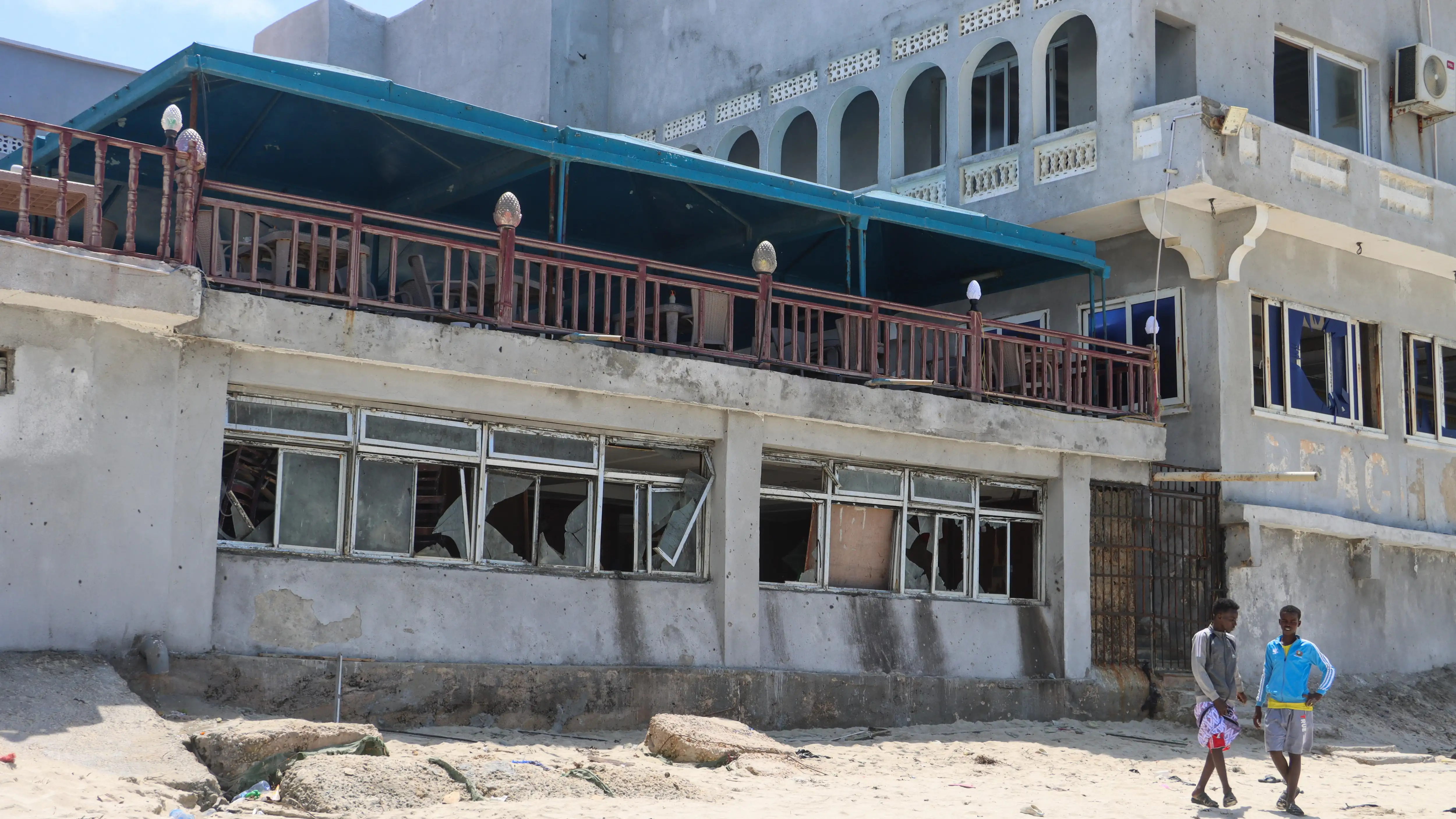 Al menos 32 muertos en ataque a una playa en Mogadiscio.