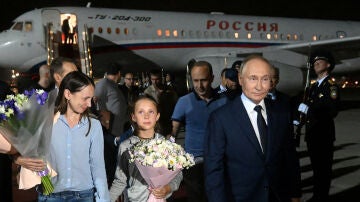 El presidente Putin saluda a los rusos que regresan a Moscú después del intercambio de prisioneros.