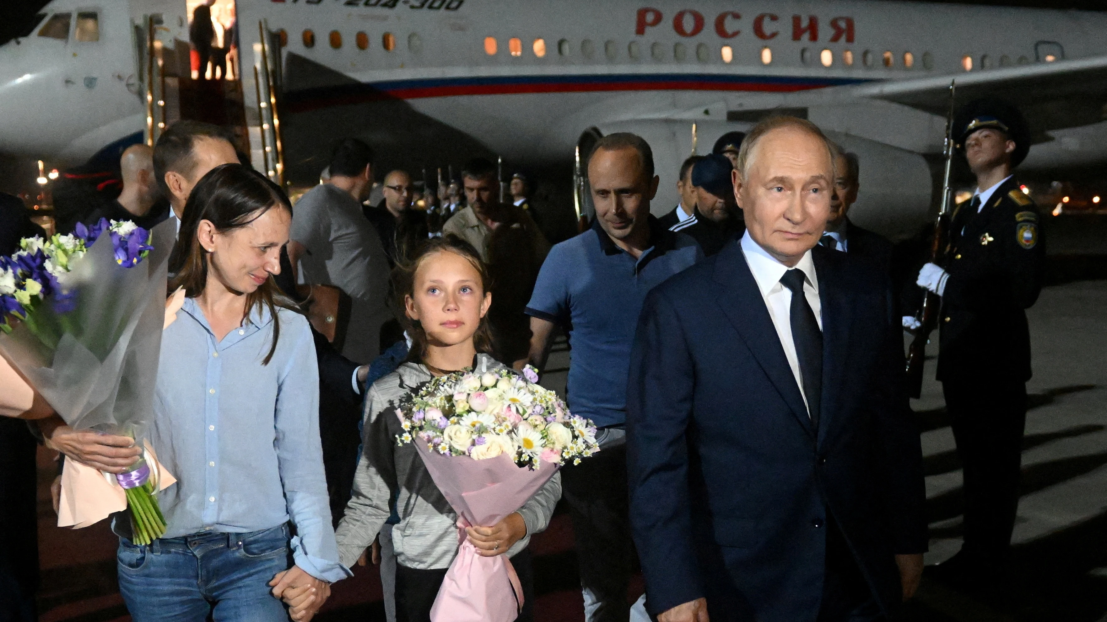 El presidente Putin saluda a los rusos que regresan a Mosc&uacute; despu&eacute;s del intercambio de prisioneros.