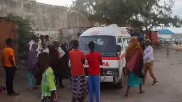 Al menos 32 muertos en ataque a una playa en Mogadiscio. Al menos 32 muertos en ataque a una playa en Mogadiscio.
