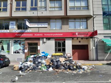 El Ayuntamiento de A Coruña denunciará en Fiscalía la huelga "atípica" de recogida de basura y la quema de contenedores.