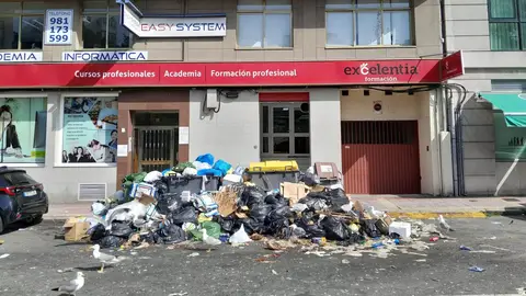 El Ayuntamiento de A Coruña denunciará en Fiscalía la huelga "atípica" de recogida de basura y la quema de contenedores. El Ayuntamiento de A Coruña denunciará en Fiscalía la huelga "atípica" de recogida de basura y la quema de contenedores.