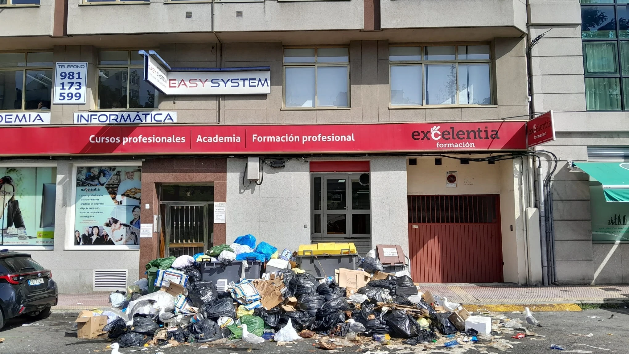El Ayuntamiento de A Coru&ntilde;a denunciar&aacute; en Fiscal&iacute;a la huelga "at&iacute;pica" de recogida de basura y la quema de contenedores.