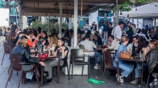 Imagen de archivo de personas en una terraza de un bar