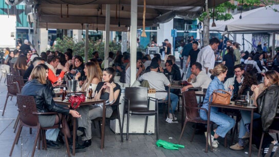 Imagen de archivo de personas en una terraza de un bar