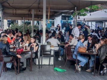 Imagen de archivo de personas en una terraza de un bar.