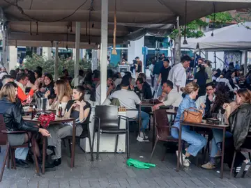 Imagen de archivo de personas en una terraza de un bar Imagen de archivo de personas en una terraza de un bar