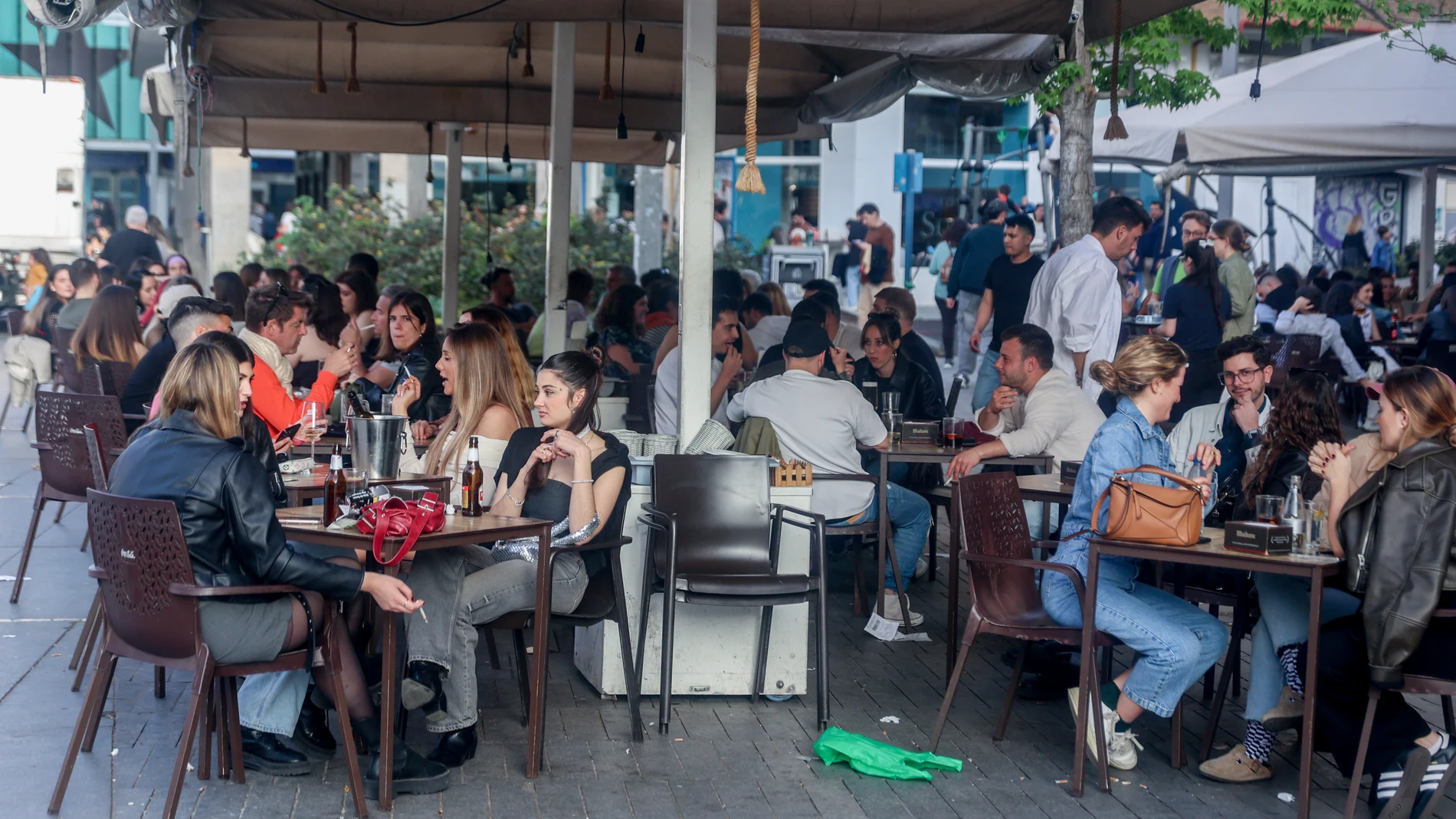 Imagen de archivo de personas en una terraza de un bar Imagen de archivo de personas en una terraza de un bar