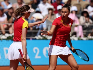 Cristina Bucsa y Sara Sorribes celebran un punto ante Karolina Muchova y Linda Noskova