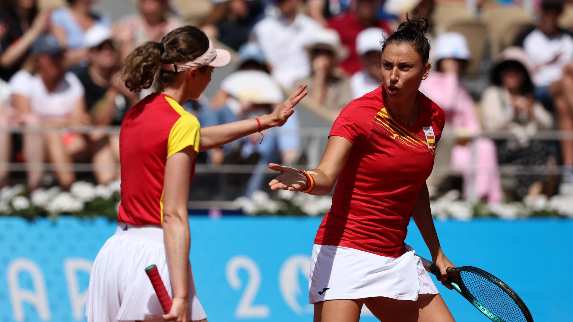 Cristina Bucsa y Sara Sorribes celebran un punto ante Karolina Muchova y Linda Noskova Cristina Bucsa y Sara Sorribes celebran un punto ante Karolina Muchova y Linda Noskova