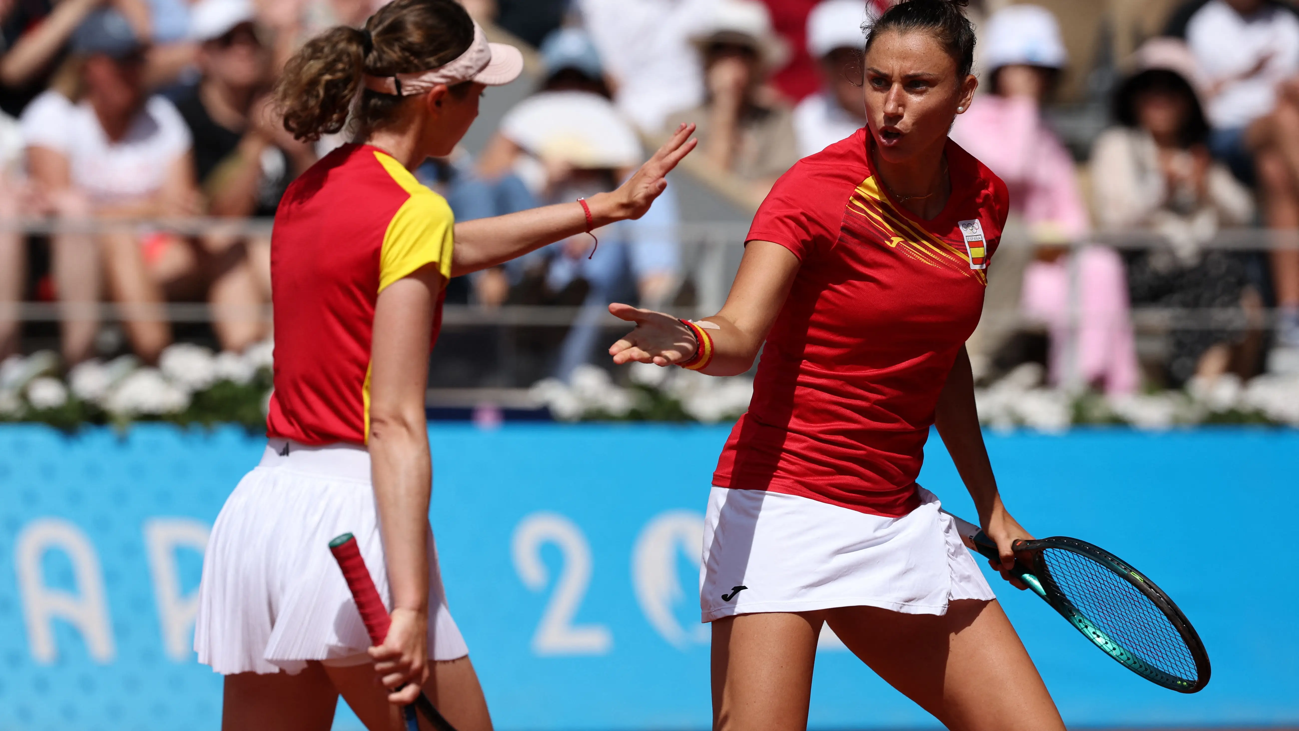 Cristina Bucsa y Sara Sorribes celebran un punto ante Karolina Muchova y Linda Noskova Cristina Bucsa y Sara Sorribes celebran un punto ante Karolina Muchova y Linda Noskova