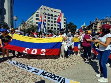 Decenas de venezolanos denuncian en Bilbao el "fraude electoral" en Venezuela y piden "respeto a la voz del pueblo"