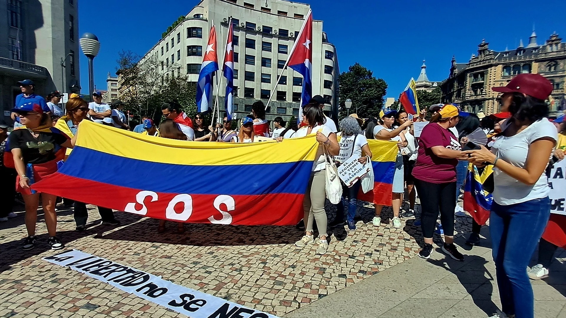 Decenas de venezolanos denuncian en Bilbao el "fraude electoral" en Venezuela y piden "respeto a la voz del pueblo"